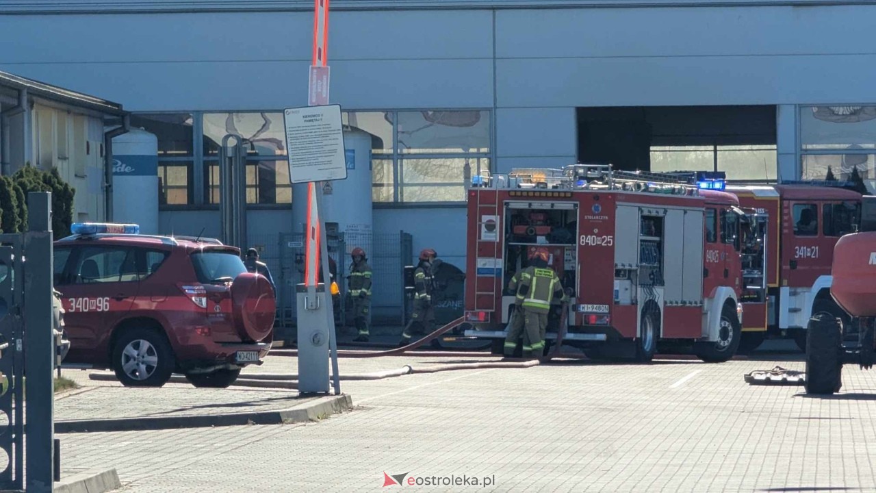 Pożar przy ulicy Bohaterów Westerplatte w Ostrołęce [04.04.2025] - zdjęcie #3 - eOstroleka.pl
