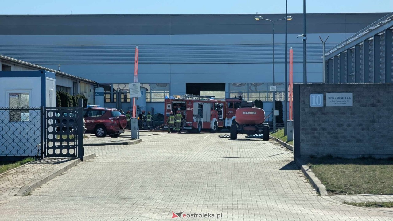 Pożar przy ulicy Bohaterów Westerplatte w Ostrołęce [04.04.2025] - zdjęcie #2 - eOstroleka.pl