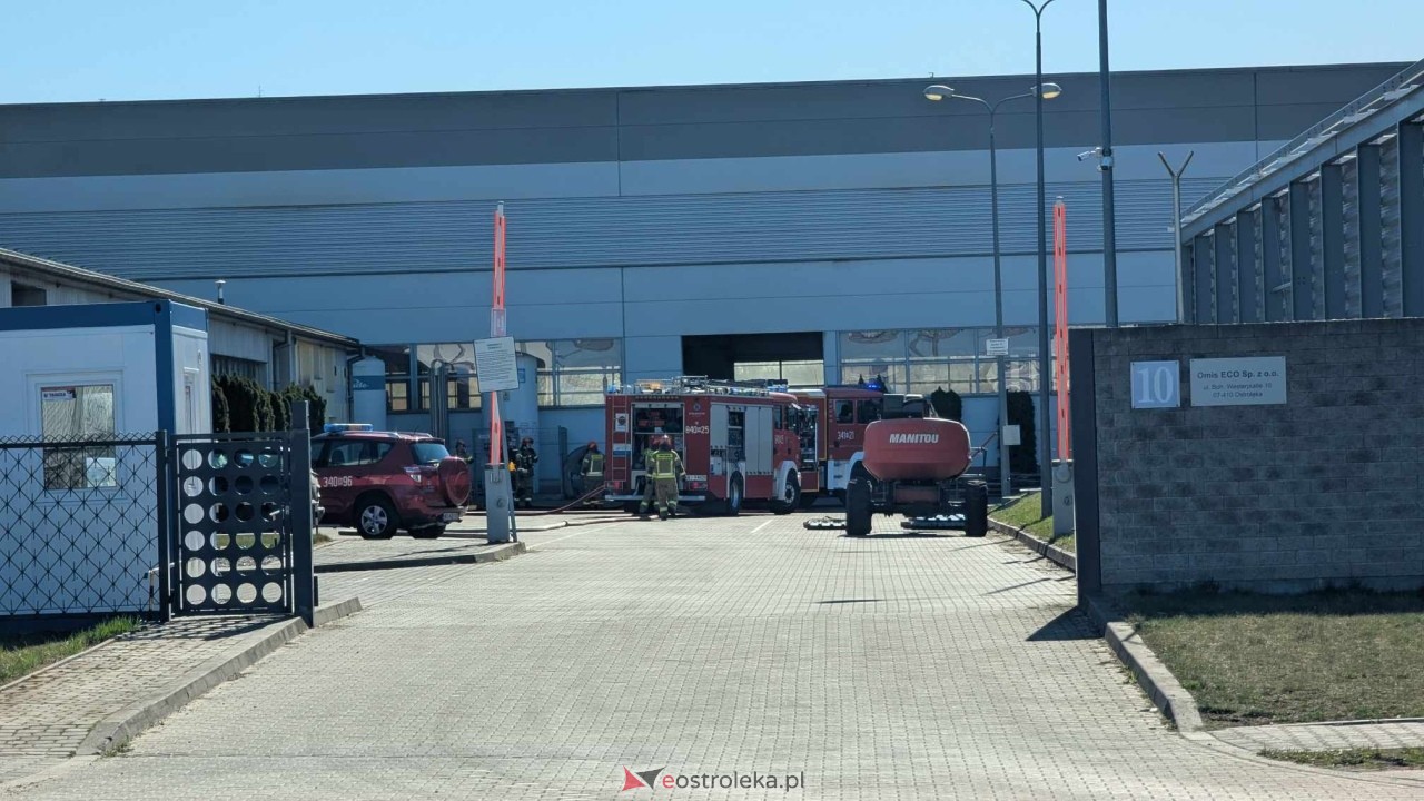 Pożar przy ulicy Bohaterów Westerplatte w Ostrołęce [04.04.2025] - zdjęcie #1 - eOstroleka.pl