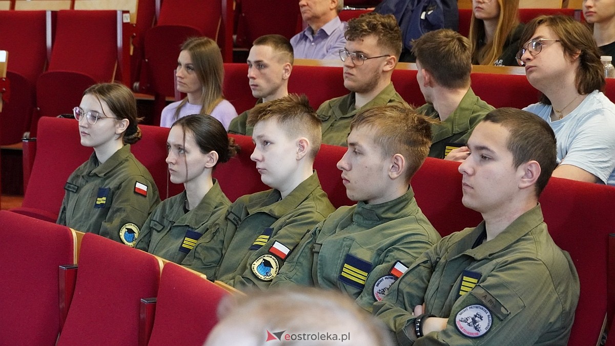 Otwarty wykład dla młodzieży w Wyższej Szkole Administracji Publicznej w Ostrołęce [04.04.2025] - zdjęcie #27 - eOstroleka.pl