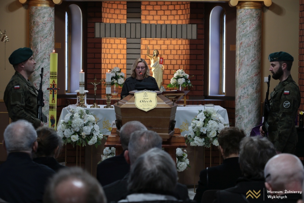 Ostatnia droga śp. ppor Jana Olecha [04.04.2025] - zdjęcie #11 - eOstroleka.pl