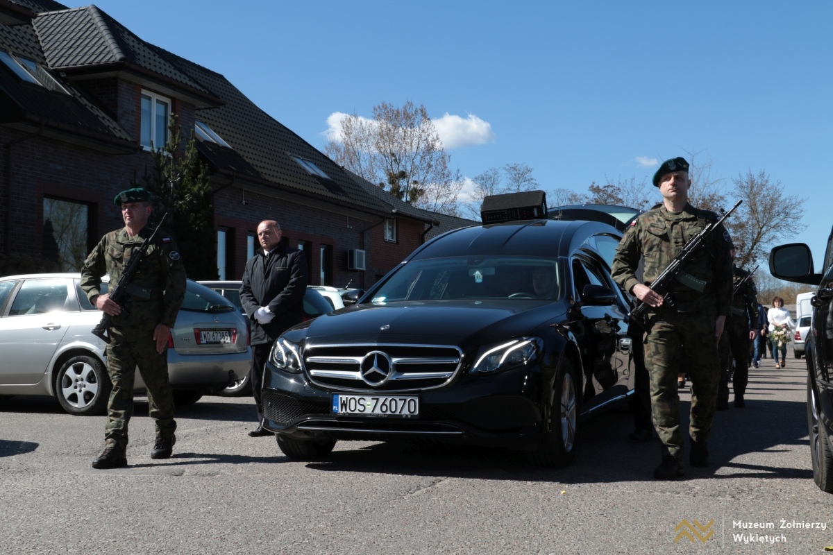 Ostatnia droga śp. ppor Jana Olecha [04.04.2025] - zdjęcie #2 - eOstroleka.pl