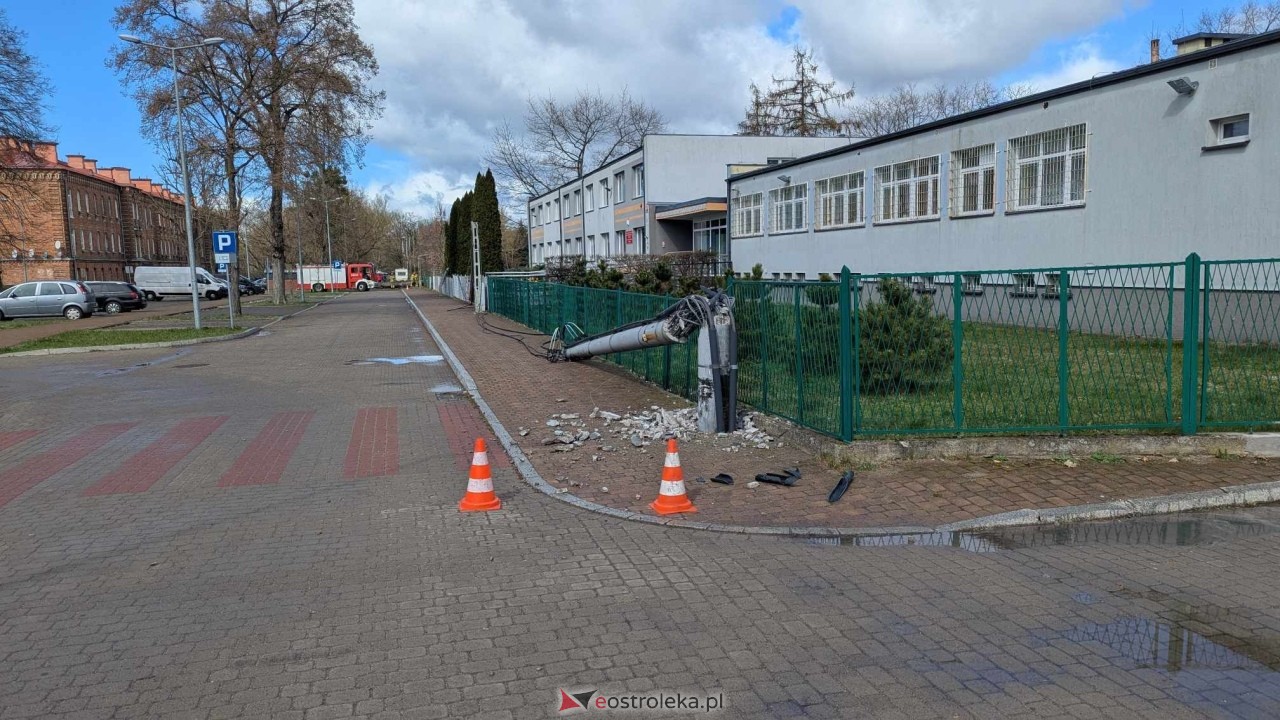 Powalone drzewo na Alei Wojska Polskiego [05.04.2025] - zdjęcie #30 - eOstroleka.pl