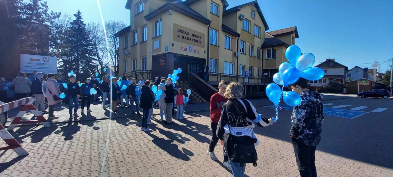 Obchody Światowego Dnia Świadomości Autyzmu w Baranowie [02.04.2025] - zdjęcie #18 - eOstroleka.pl