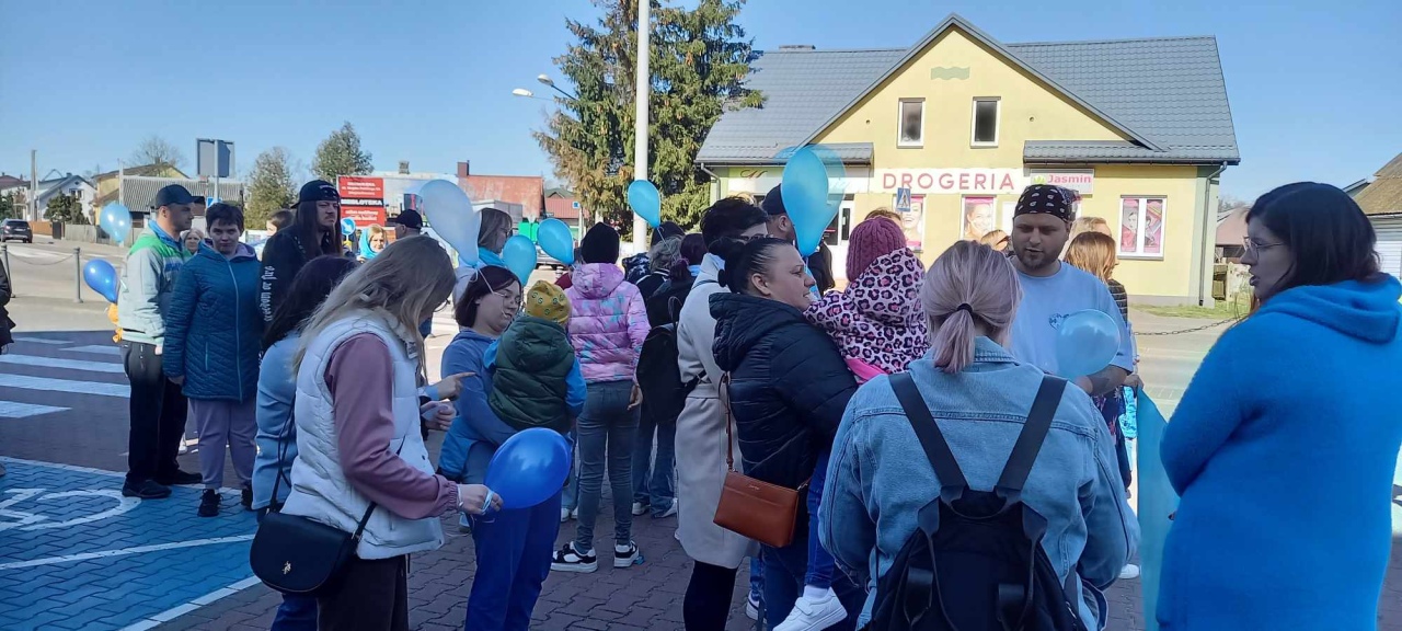 Obchody Światowego Dnia Świadomości Autyzmu w Baranowie [02.04.2025] - zdjęcie #7 - eOstroleka.pl