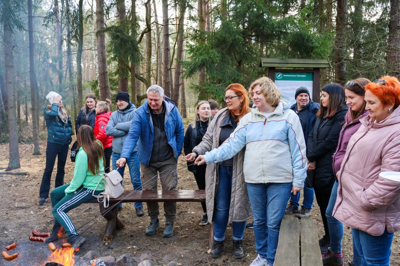 Akcja sadzenia drzew w leśnictwie Dąbrówka w gminie Lelis [08.04.2025] - zdjęcie #34 - eOstroleka.pl