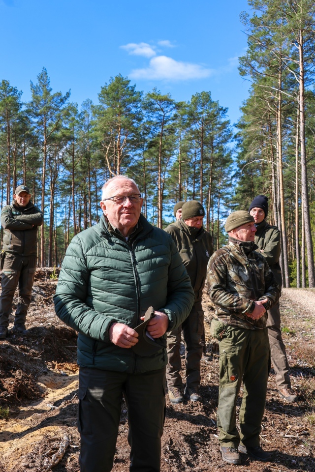 Akcja sadzenia drzew w leśnictwie Dąbrówka w gminie Lelis [08.04.2025] - zdjęcie #18 - eOstroleka.pl