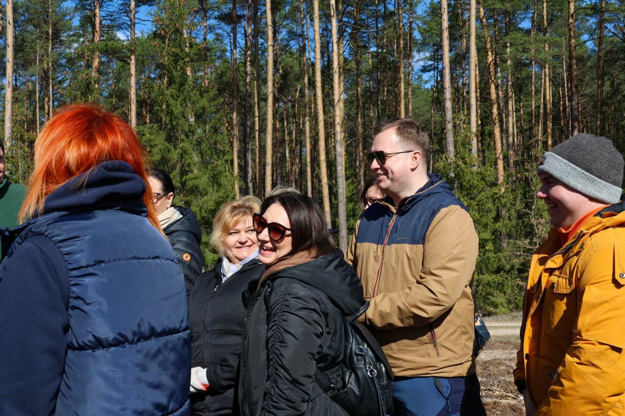 Akcja sadzenia drzew w leśnictwie Dąbrówka w gminie Lelis [08.04.2025] - zdjęcie #2 - eOstroleka.pl