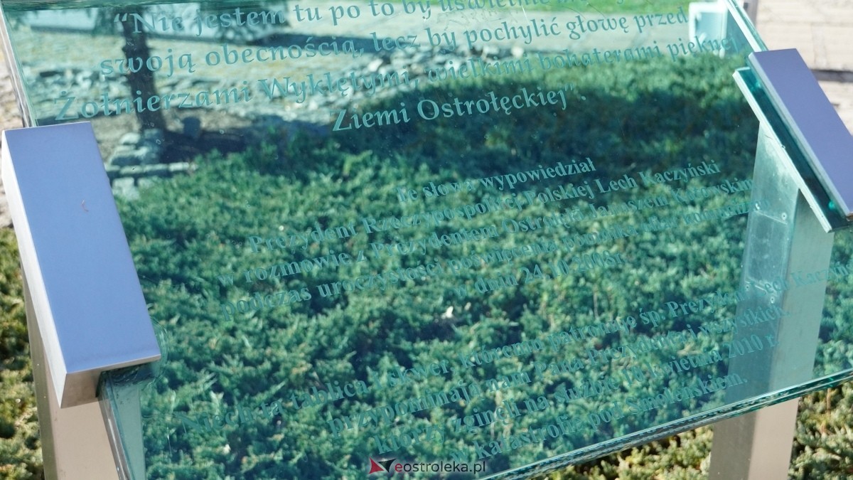 15. rocznica katastrofy smoleńskiej - mieszkańcy Ostrołęki w hołdzie ofiarom tragedii [10.04.2025] - zdjęcie #32 - eOstroleka.pl