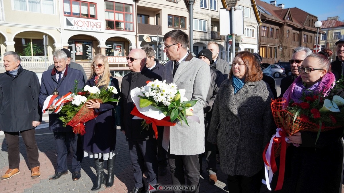 15. rocznica katastrofy smoleńskiej - mieszkańcy Ostrołęki w hołdzie ofiarom tragedii [10.04.2025] - zdjęcie #30 - eOstroleka.pl