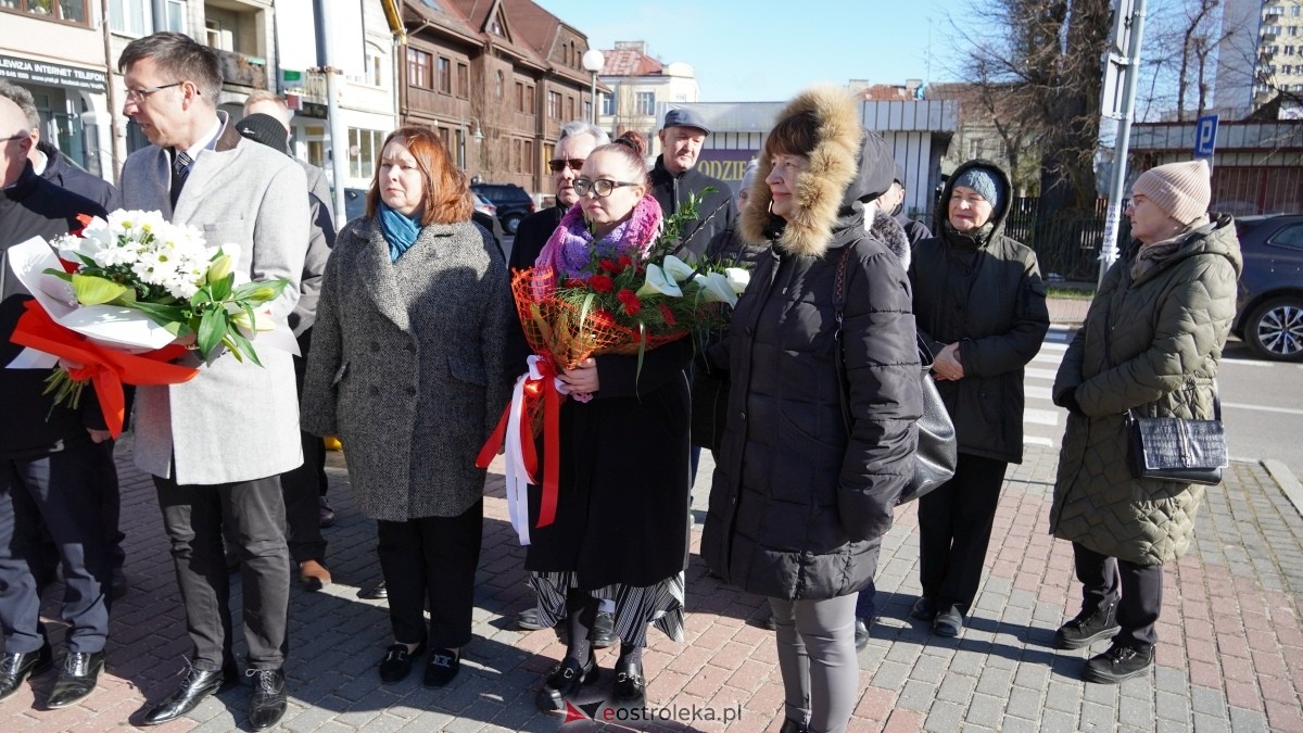 15. rocznica katastrofy smoleńskiej - mieszkańcy Ostrołęki w hołdzie ofiarom tragedii [10.04.2025] - zdjęcie #28 - eOstroleka.pl