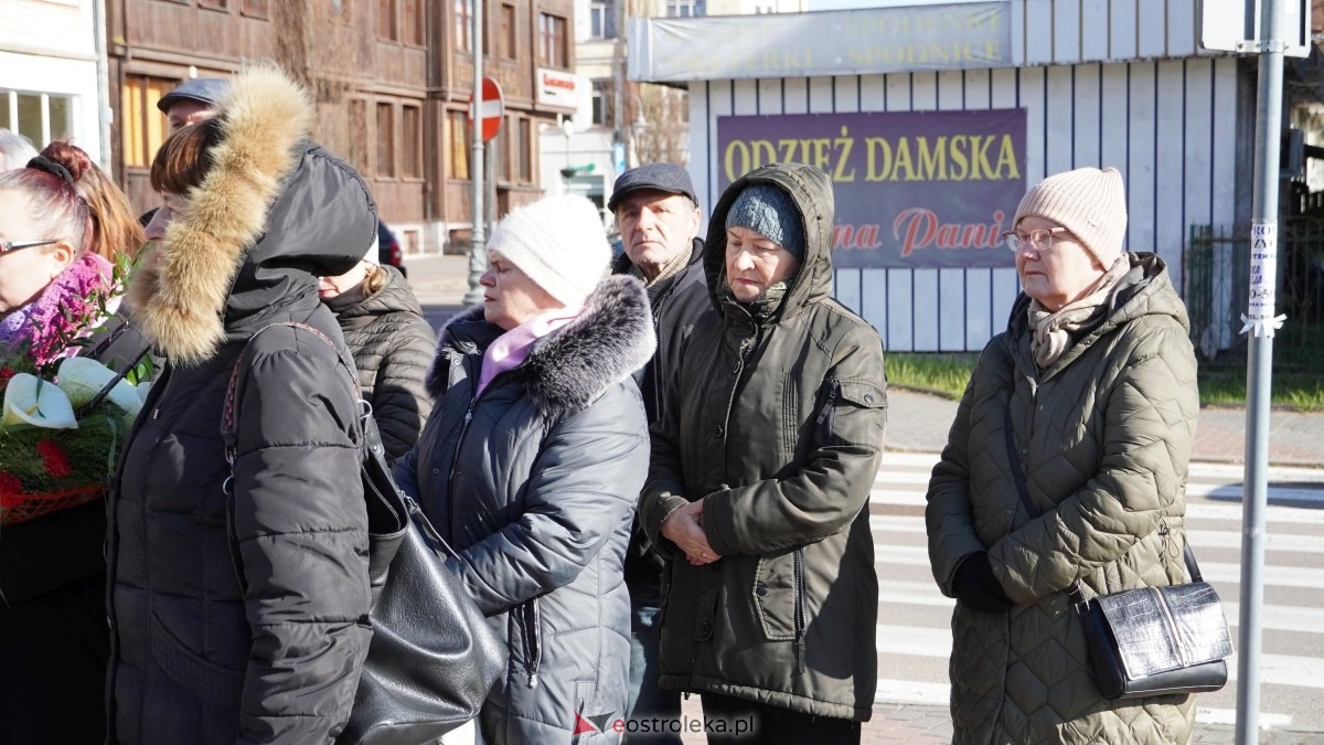 15. rocznica katastrofy smoleńskiej - mieszkańcy Ostrołęki w hołdzie ofiarom tragedii [10.04.2025] - zdjęcie #22 - eOstroleka.pl