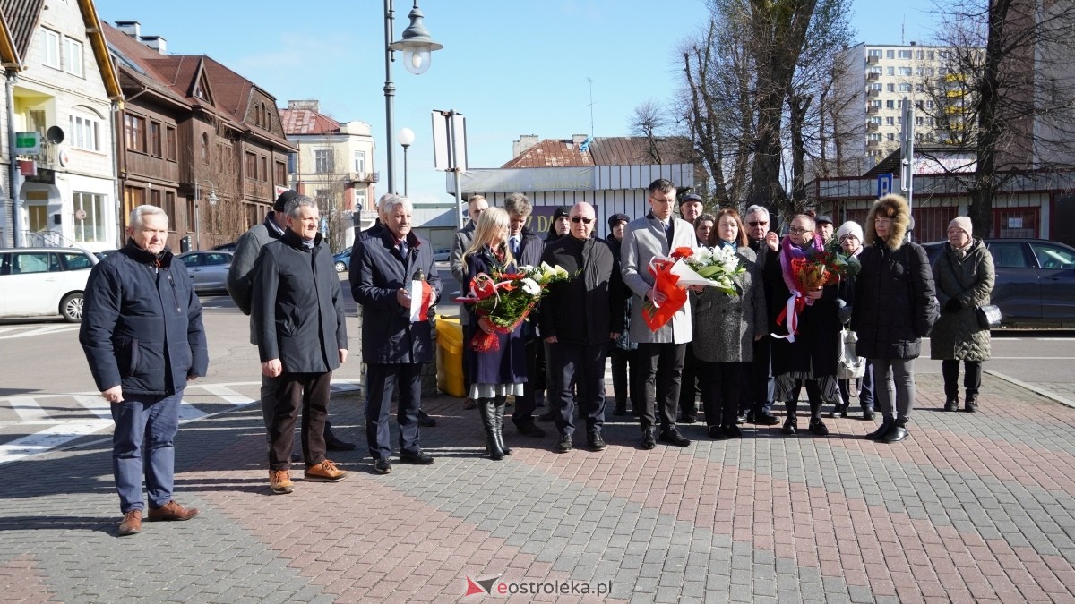 15. rocznica katastrofy smoleńskiej - mieszkańcy Ostrołęki w hołdzie ofiarom tragedii [10.04.2025] - zdjęcie #20 - eOstroleka.pl