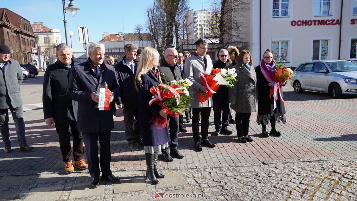 15. rocznica katastrofy smoleńskiej - mieszkańcy Ostrołęki w hołdzie ofiarom tragedii [10.04.2025] - zdjęcie #19 - eOstroleka.pl