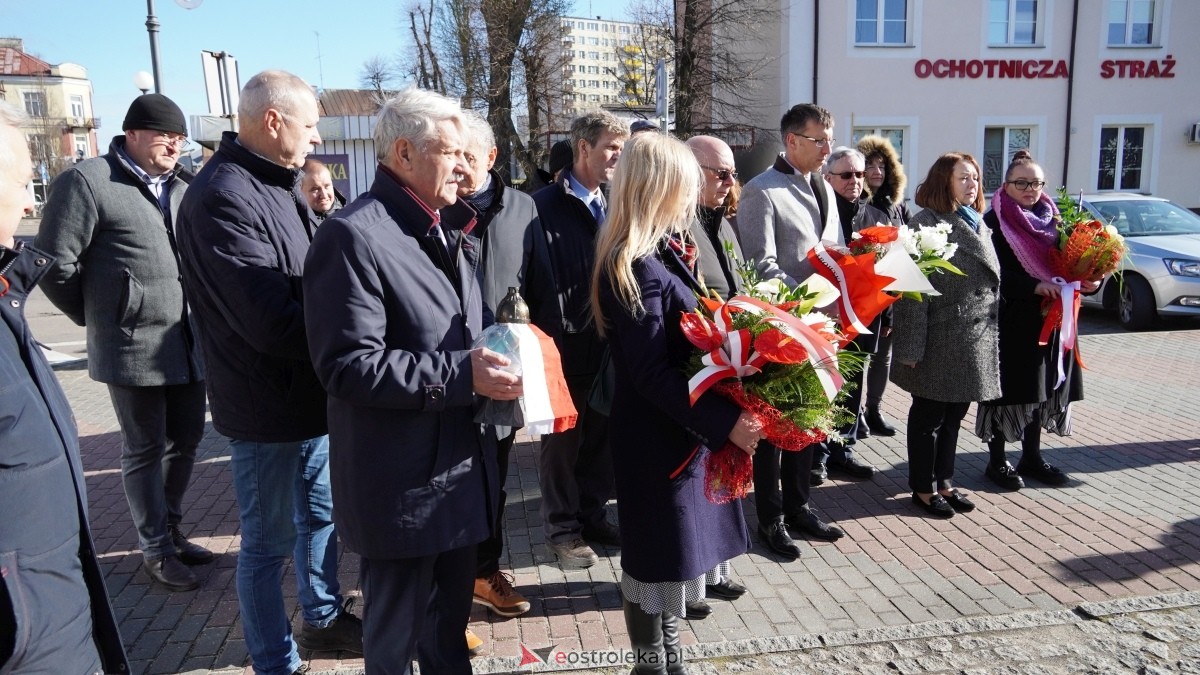 15. rocznica katastrofy smoleńskiej - mieszkańcy Ostrołęki w hołdzie ofiarom tragedii [10.04.2025] - zdjęcie #18 - eOstroleka.pl
