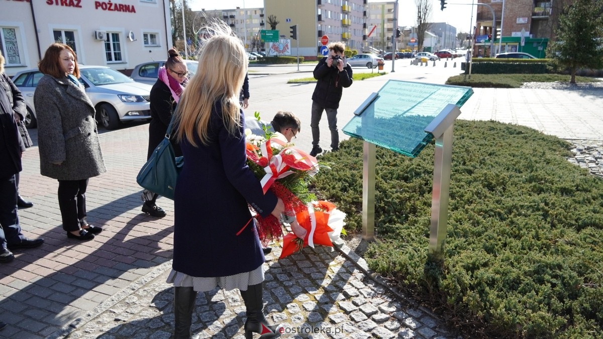 15. rocznica katastrofy smoleńskiej - mieszkańcy Ostrołęki w hołdzie ofiarom tragedii [10.04.2025] - zdjęcie #17 - eOstroleka.pl