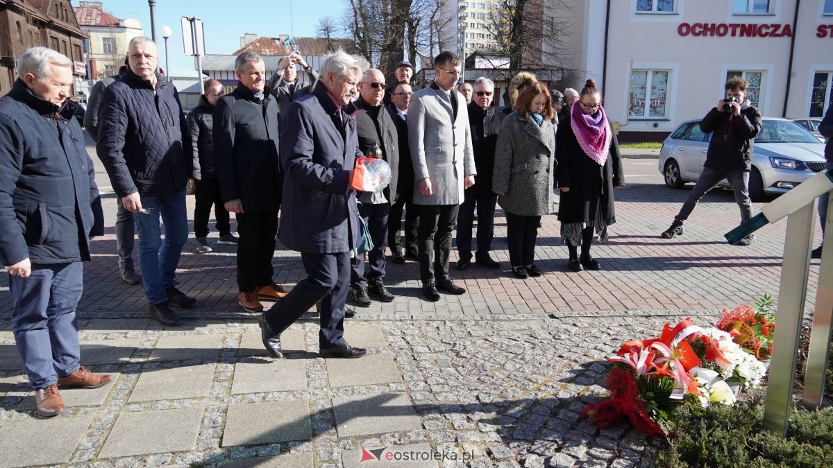 15. rocznica katastrofy smoleńskiej - mieszkańcy Ostrołęki w hołdzie ofiarom tragedii [10.04.2025] - zdjęcie #15 - eOstroleka.pl