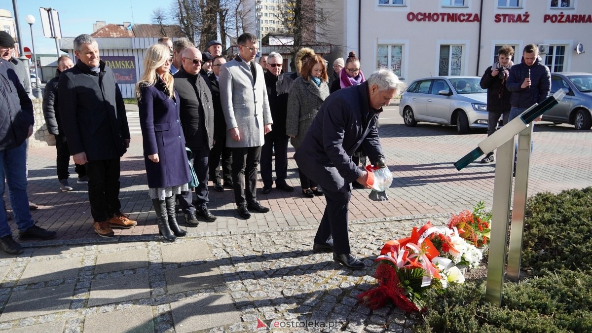 15. rocznica katastrofy smoleńskiej - mieszkańcy Ostrołęki w hołdzie ofiarom tragedii [10.04.2025] - zdjęcie #14 - eOstroleka.pl