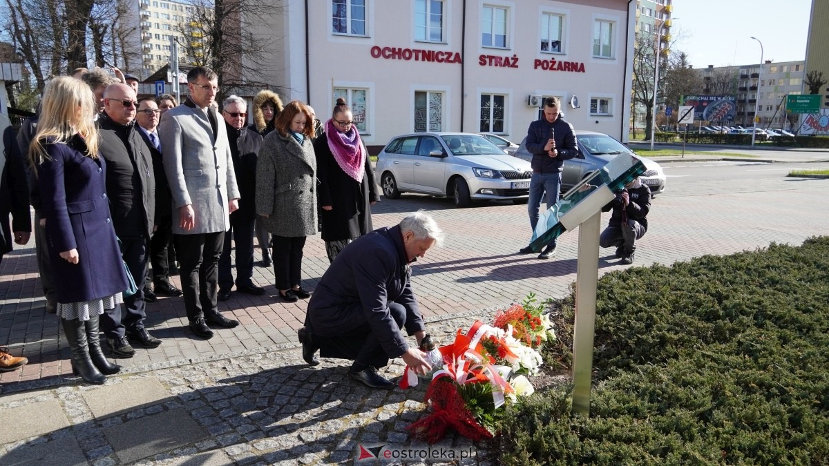 15. rocznica katastrofy smoleńskiej - mieszkańcy Ostrołęki w hołdzie ofiarom tragedii [10.04.2025] - zdjęcie #13 - eOstroleka.pl
