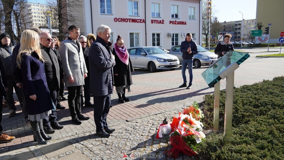 15. rocznica katastrofy smoleńskiej - mieszkańcy Ostrołęki w hołdzie ofiarom tragedii [10.04.2025] - zdjęcie #12 - eOstroleka.pl