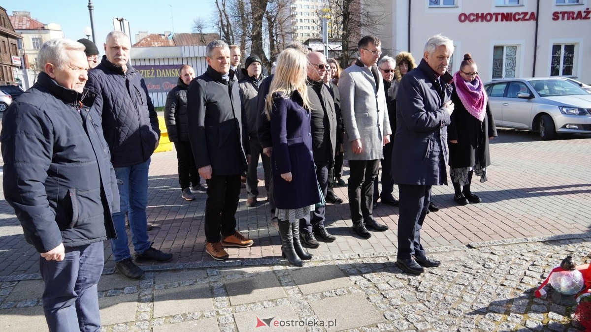 15. rocznica katastrofy smoleńskiej - mieszkańcy Ostrołęki w hołdzie ofiarom tragedii [10.04.2025] - zdjęcie #11 - eOstroleka.pl