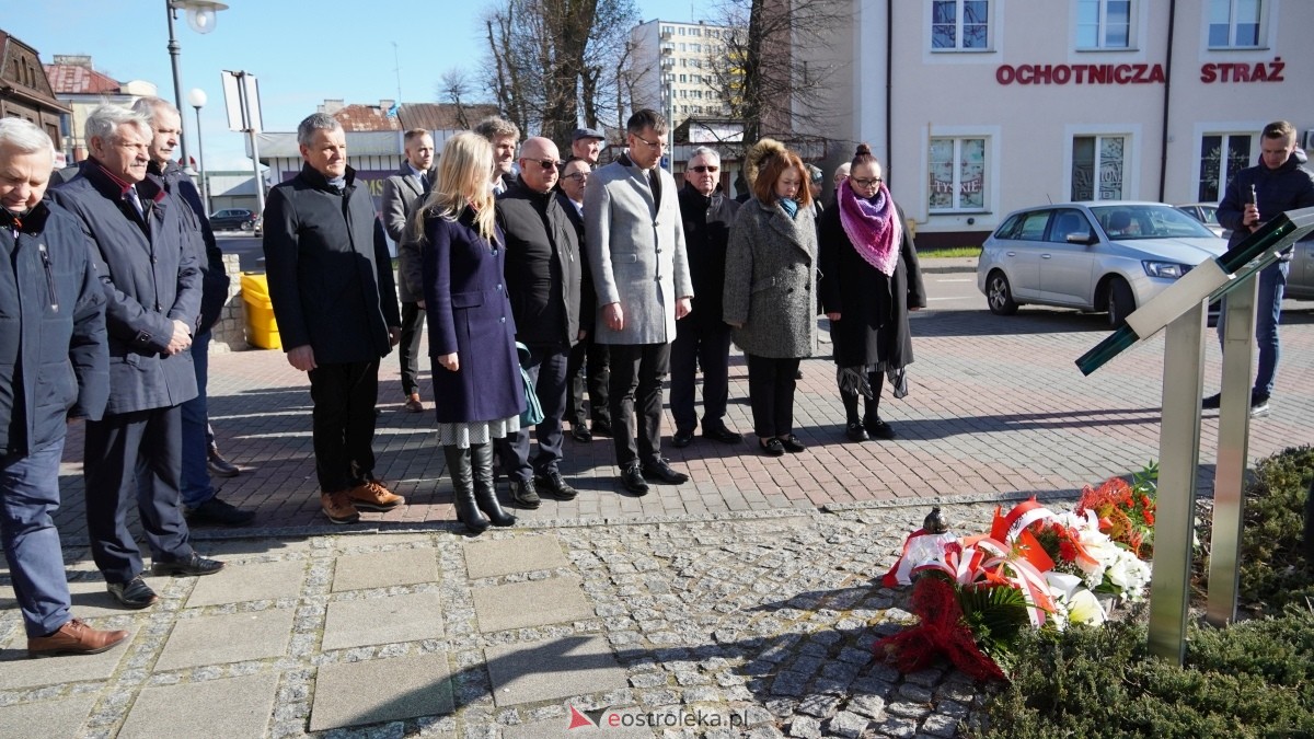 15. rocznica katastrofy smoleńskiej - mieszkańcy Ostrołęki w hołdzie ofiarom tragedii [10.04.2025] - zdjęcie #10 - eOstroleka.pl