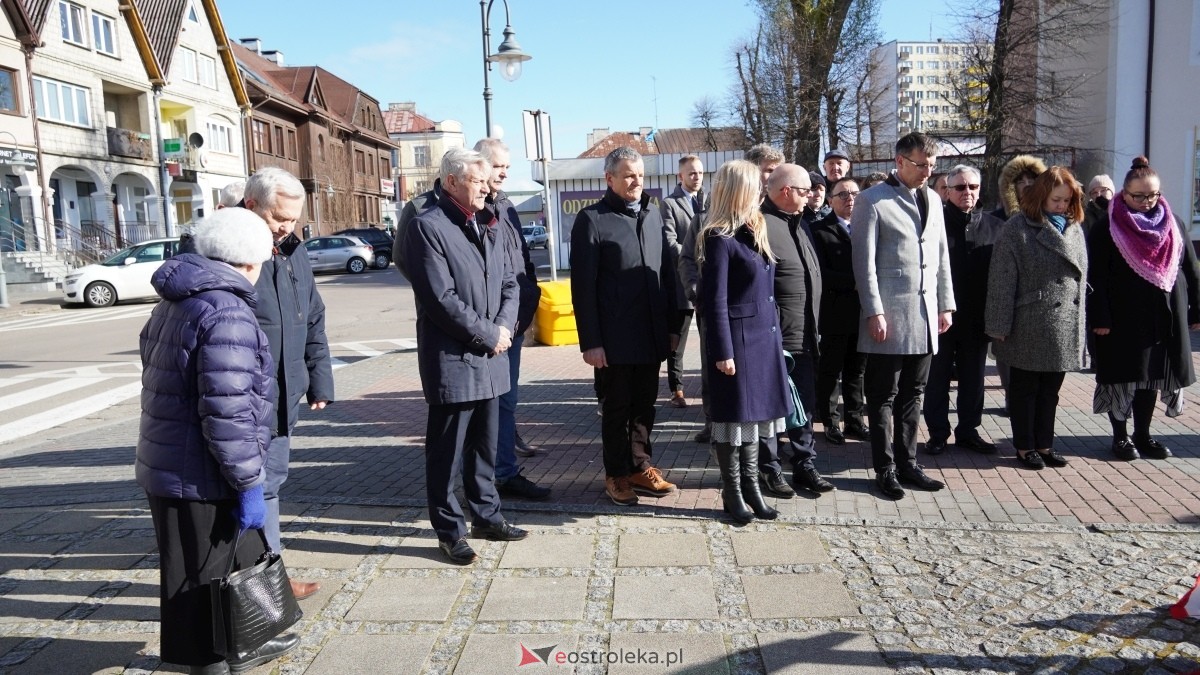 15. rocznica katastrofy smoleńskiej - mieszkańcy Ostrołęki w hołdzie ofiarom tragedii [10.04.2025] - zdjęcie #9 - eOstroleka.pl