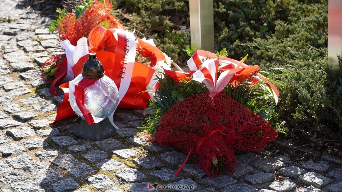 15. rocznica katastrofy smoleńskiej - mieszkańcy Ostrołęki w hołdzie ofiarom tragedii [10.04.2025] - zdjęcie #8 - eOstroleka.pl