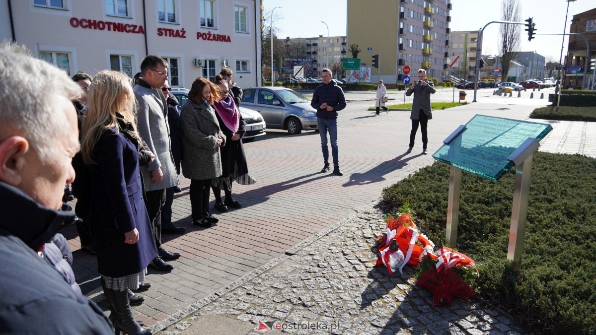 15. rocznica katastrofy smoleńskiej - mieszkańcy Ostrołęki w hołdzie ofiarom tragedii [10.04.2025] - zdjęcie #7 - eOstroleka.pl