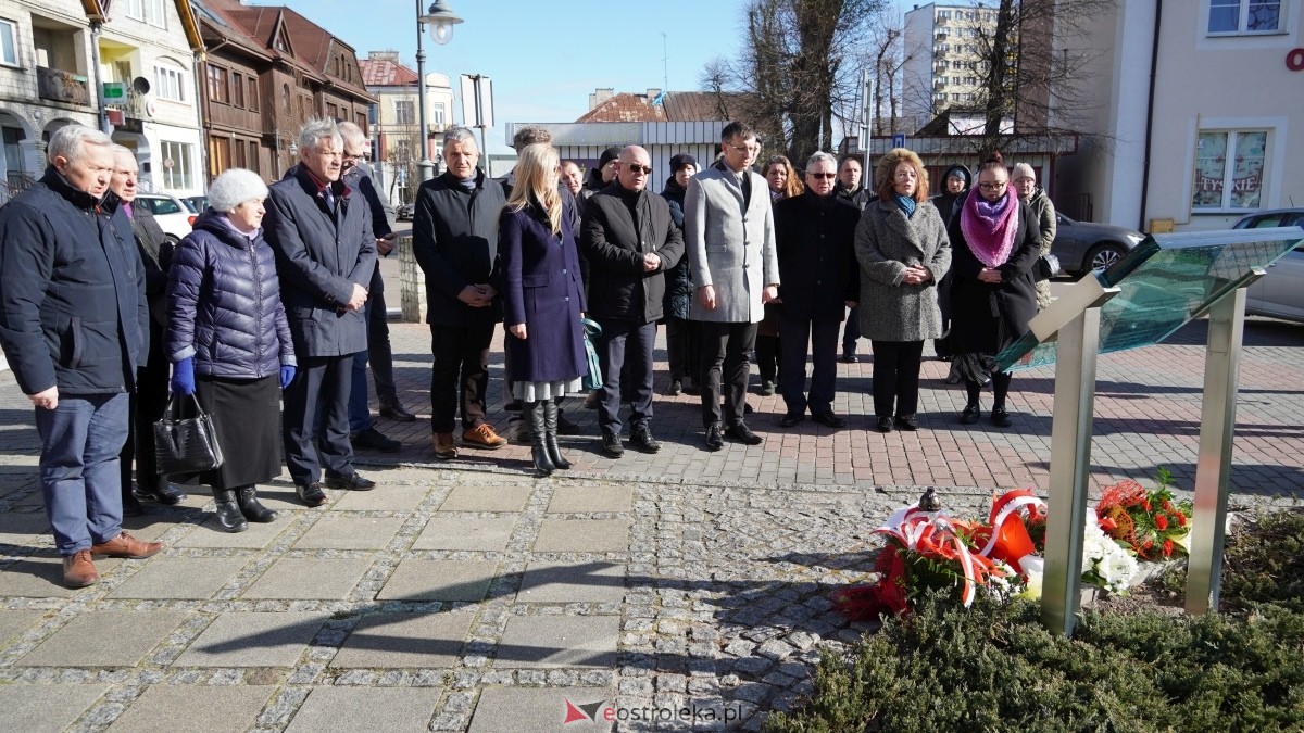 15. rocznica katastrofy smoleńskiej - mieszkańcy Ostrołęki w hołdzie ofiarom tragedii [10.04.2025] - zdjęcie #6 - eOstroleka.pl