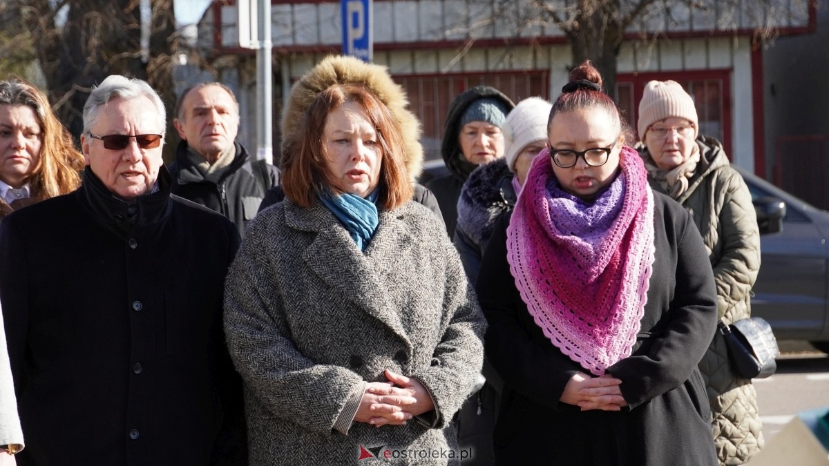 15. rocznica katastrofy smoleńskiej - mieszkańcy Ostrołęki w hołdzie ofiarom tragedii [10.04.2025] - zdjęcie #5 - eOstroleka.pl