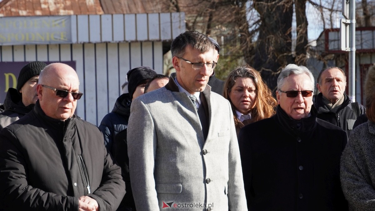 15. rocznica katastrofy smoleńskiej - mieszkańcy Ostrołęki w hołdzie ofiarom tragedii [10.04.2025] - zdjęcie #4 - eOstroleka.pl