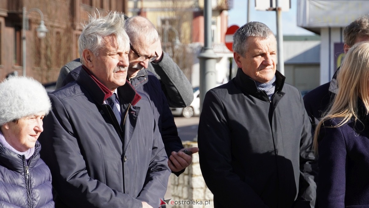 15. rocznica katastrofy smoleńskiej - mieszkańcy Ostrołęki w hołdzie ofiarom tragedii [10.04.2025] - zdjęcie #2 - eOstroleka.pl