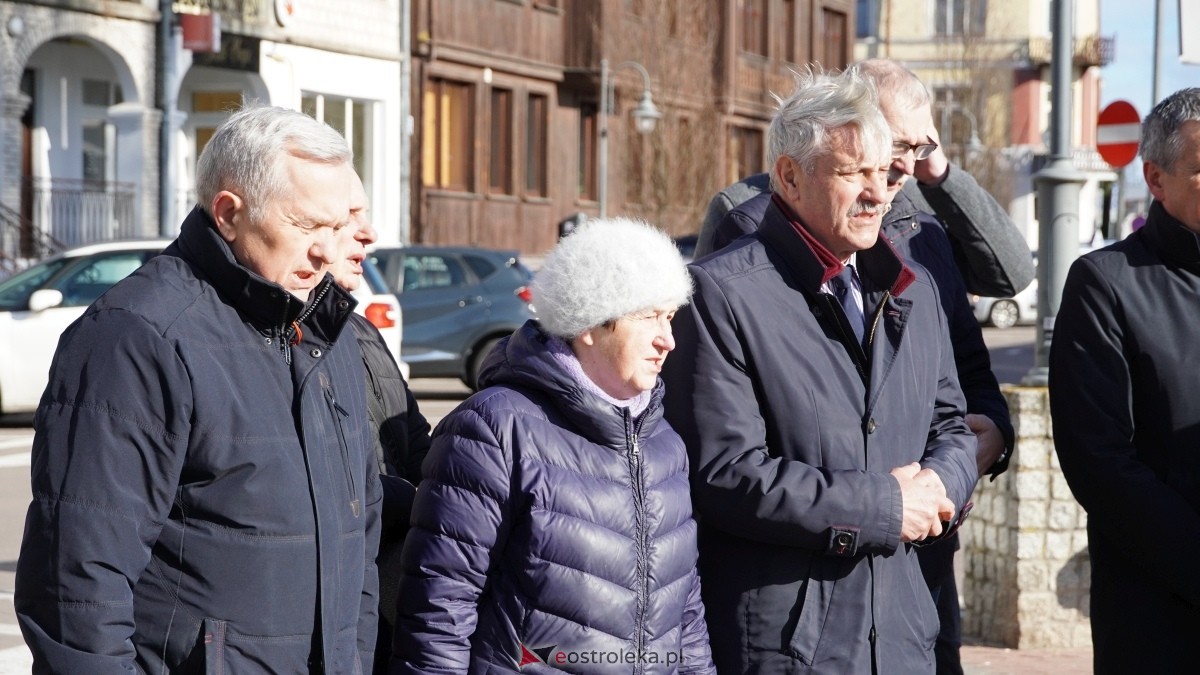 15. rocznica katastrofy smoleńskiej - mieszkańcy Ostrołęki w hołdzie ofiarom tragedii [10.04.2025] - zdjęcie #1 - eOstroleka.pl