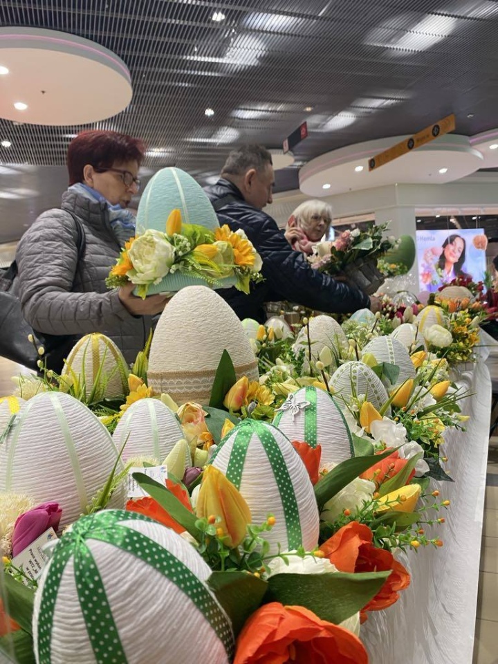 Wielkanocny kiermasz WTZ Motylki w Galerii Bursztynowej [09.04.2025] - zdjęcie #6 - eOstroleka.pl