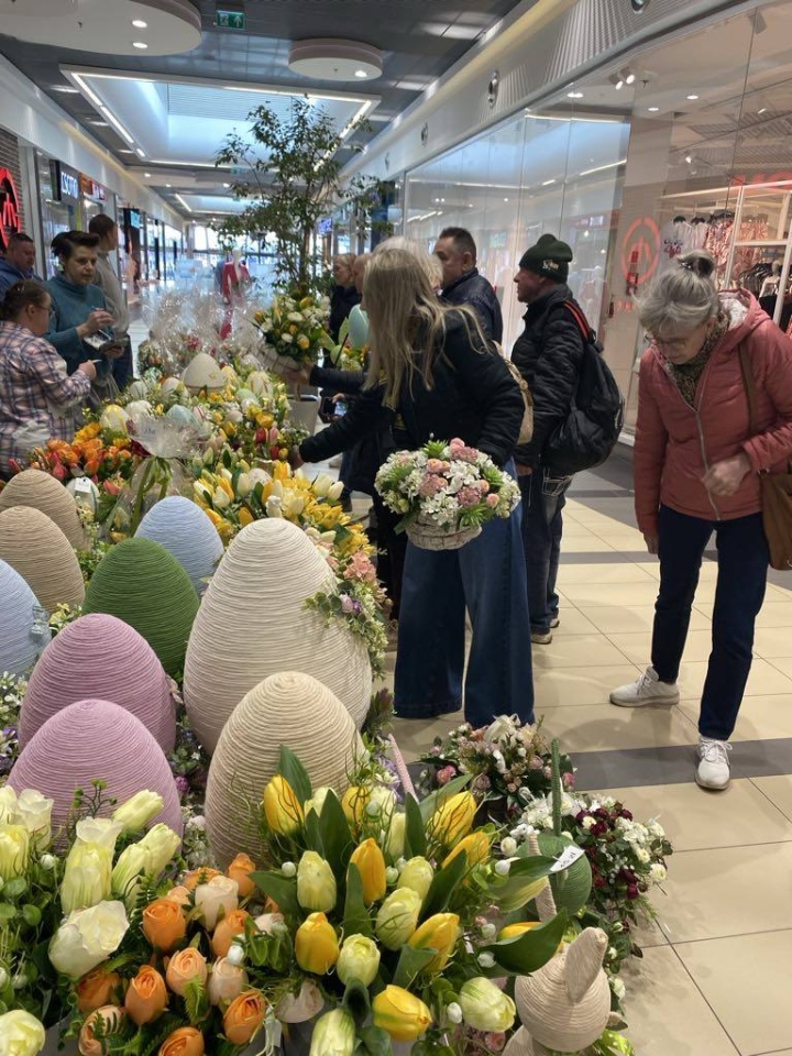 Wielkanocny kiermasz WTZ Motylki w Galerii Bursztynowej [09.04.2025] - zdjęcie #5 - eOstroleka.pl