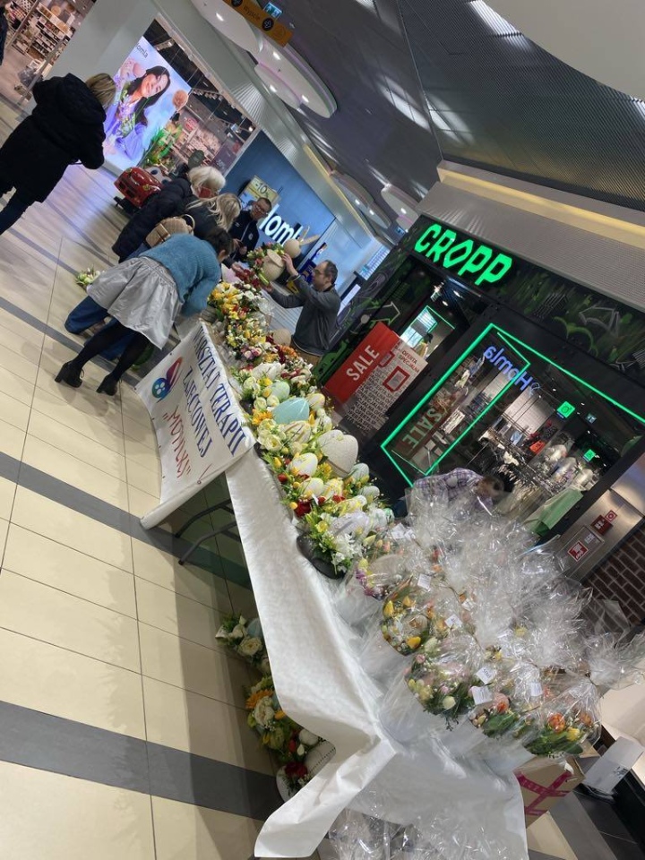 Wielkanocny kiermasz WTZ Motylki w Galerii Bursztynowej [09.04.2025] - zdjęcie #4 - eOstroleka.pl