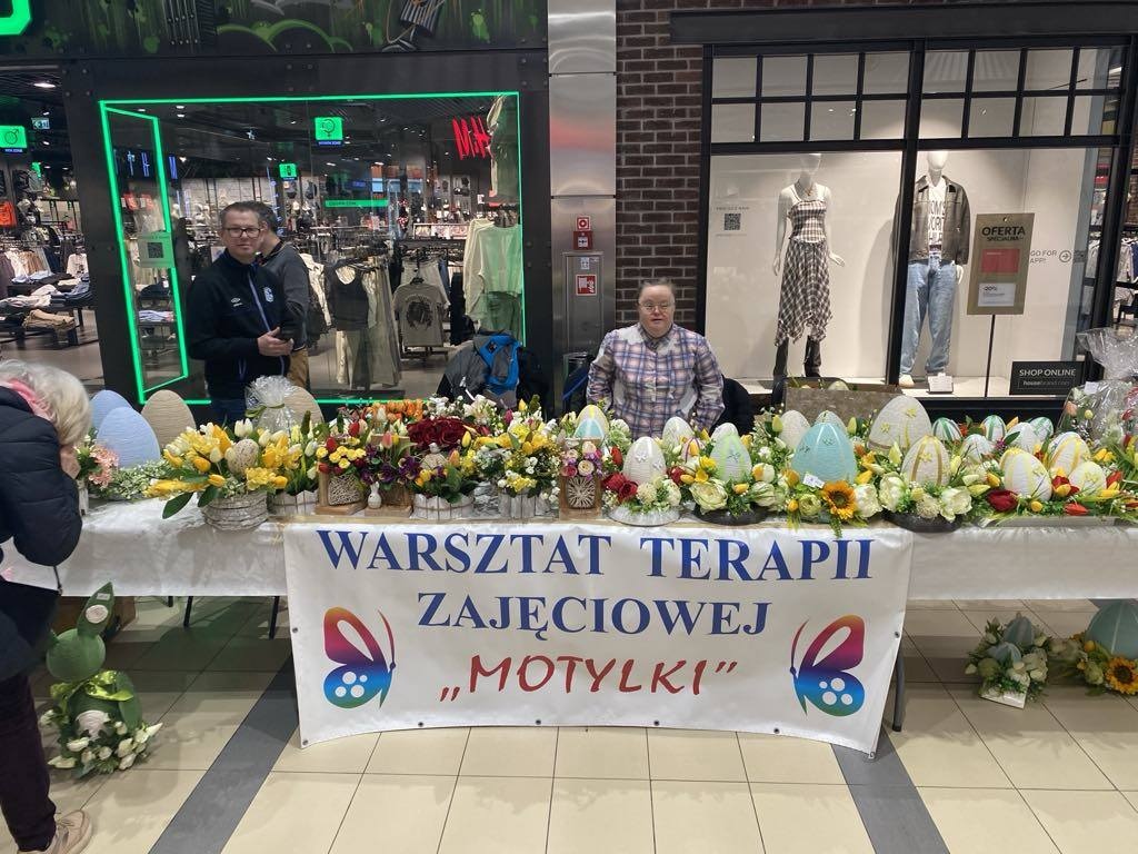 Wielkanocny kiermasz WTZ Motylki w Galerii Bursztynowej [09.04.2025] - zdjęcie #1 - eOstroleka.pl