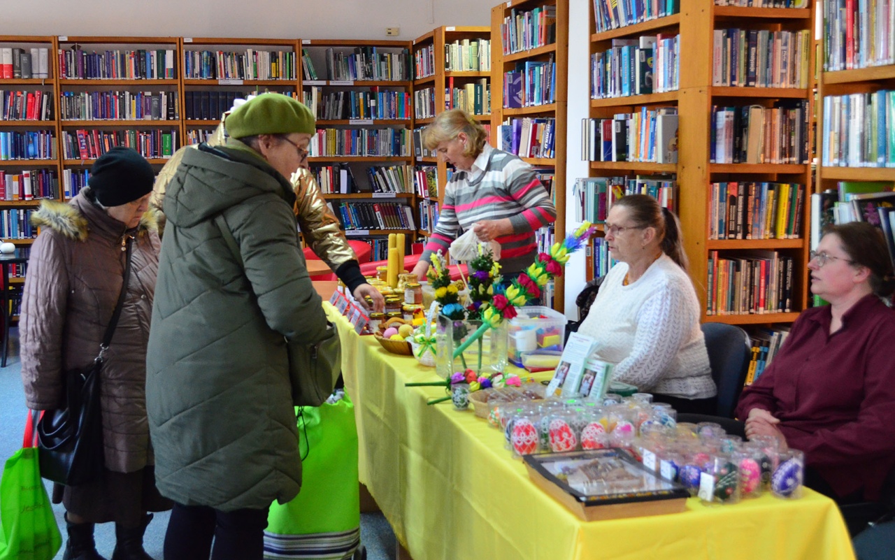 Kurpiowski kiermasz wielkanocny w ostrołęckiej bibliotece [08.04.2025] - zdjęcie #10 - eOstroleka.pl