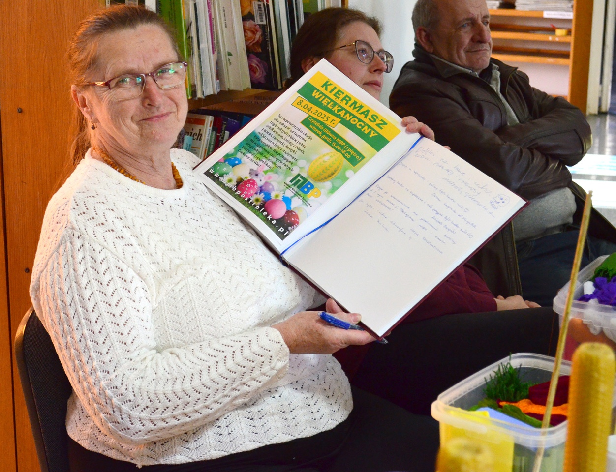 Kurpiowski kiermasz wielkanocny w ostrołęckiej bibliotece [08.04.2025] - zdjęcie #8 - eOstroleka.pl