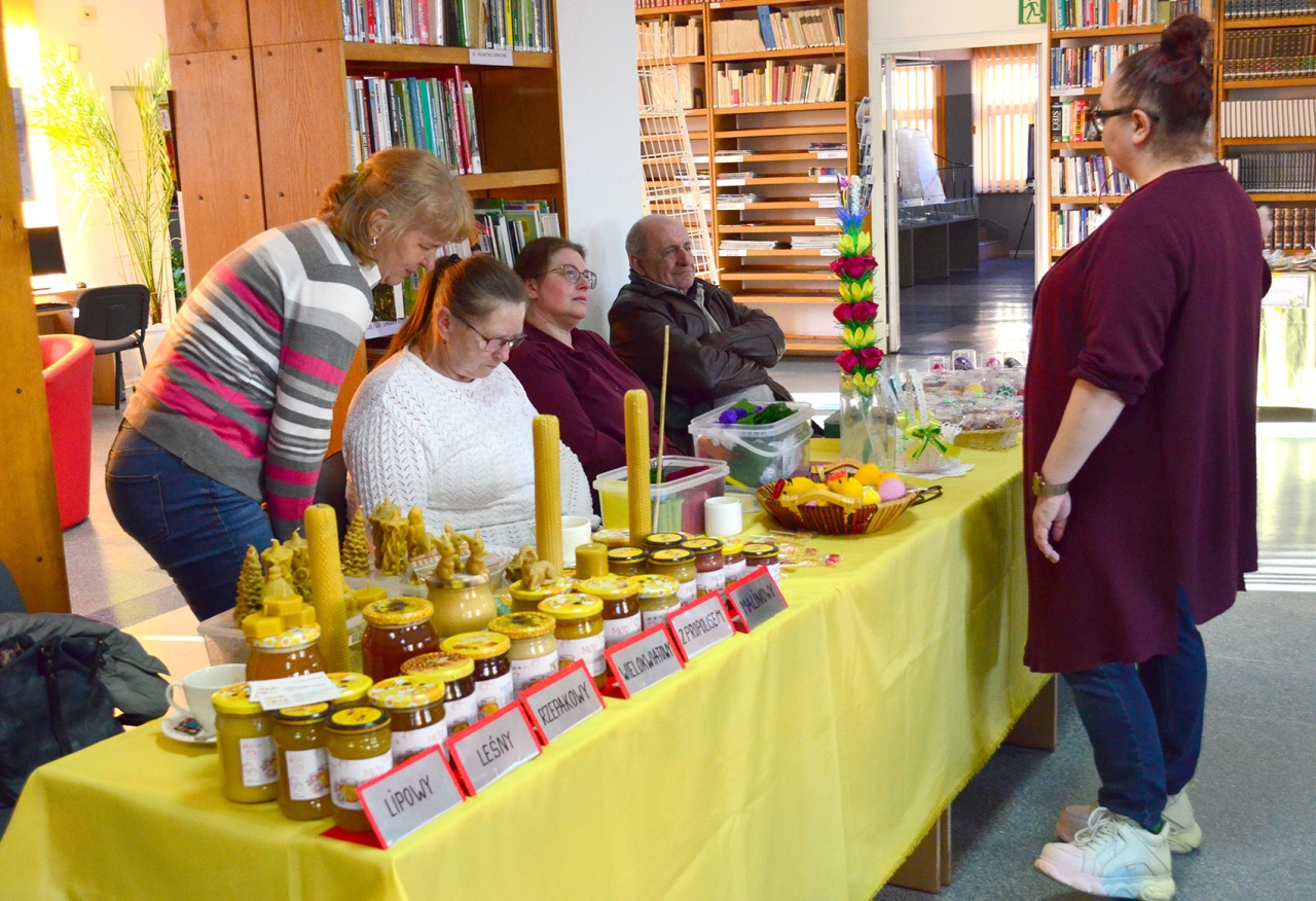 Kurpiowski kiermasz wielkanocny w ostrołęckiej bibliotece [08.04.2025] - zdjęcie #5 - eOstroleka.pl