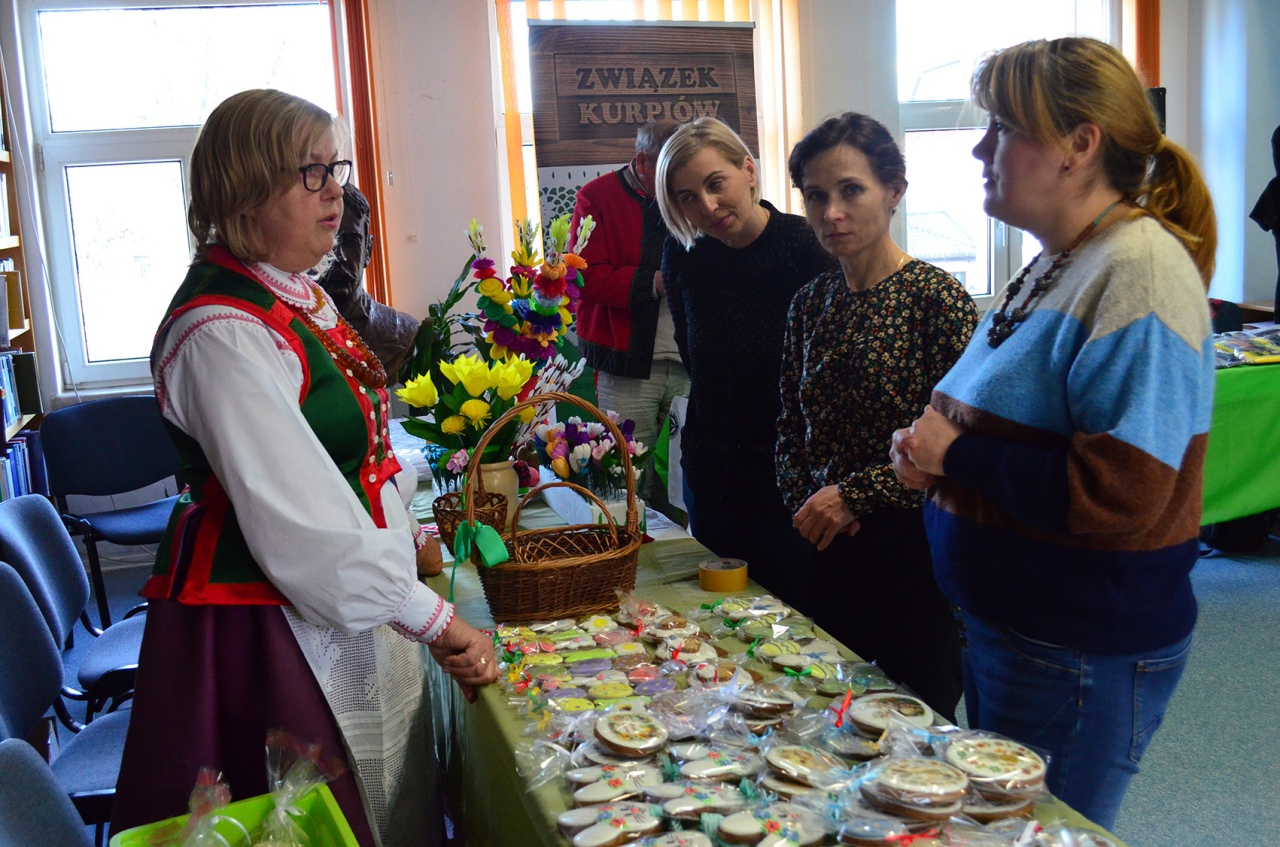 Kurpiowski kiermasz wielkanocny w ostrołęckiej bibliotece [08.04.2025] - zdjęcie #3 - eOstroleka.pl