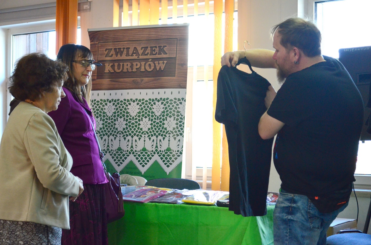 Kurpiowski kiermasz wielkanocny w ostrołęckiej bibliotece [08.04.2025] - zdjęcie #1 - eOstroleka.pl