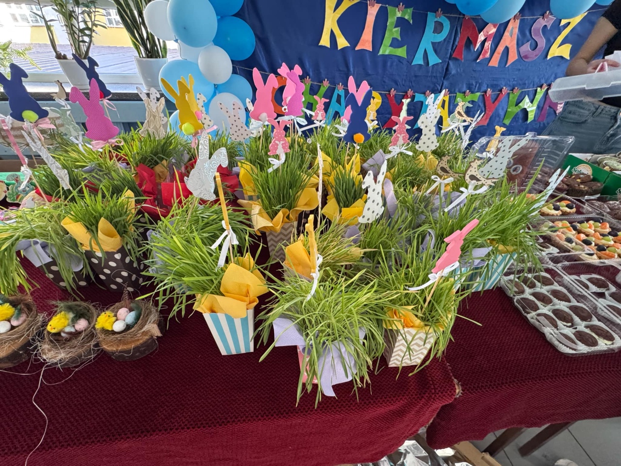 Kiermasz charytatywny w SP 10 w Ostrołęce [10.04.2025] - zdjęcie #1 - eOstroleka.pl