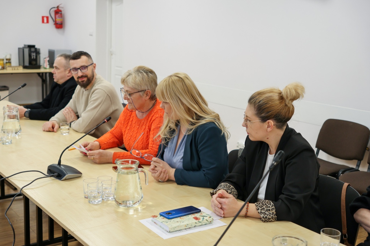 Spotkanie władz miasta z przedstawicielami samorządów osiedlowych [10.04.2025] - zdjęcie #8 - eOstroleka.pl
