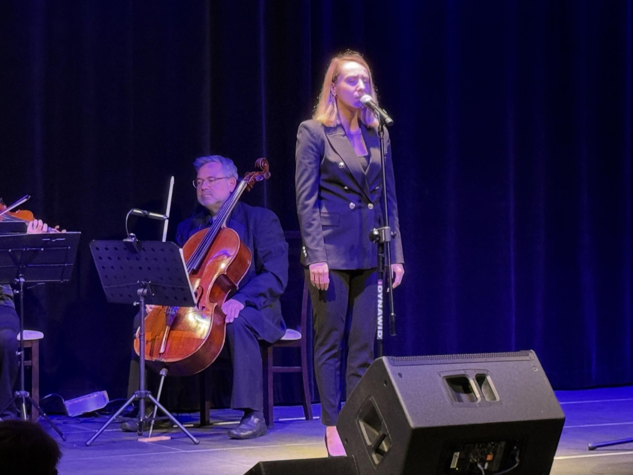 Koncert Modlitwa Katyńska w Muzeum Żołnierzy Wyklętych w Ostrołęce [10.04.2025] - zdjęcie #3 - eOstroleka.pl