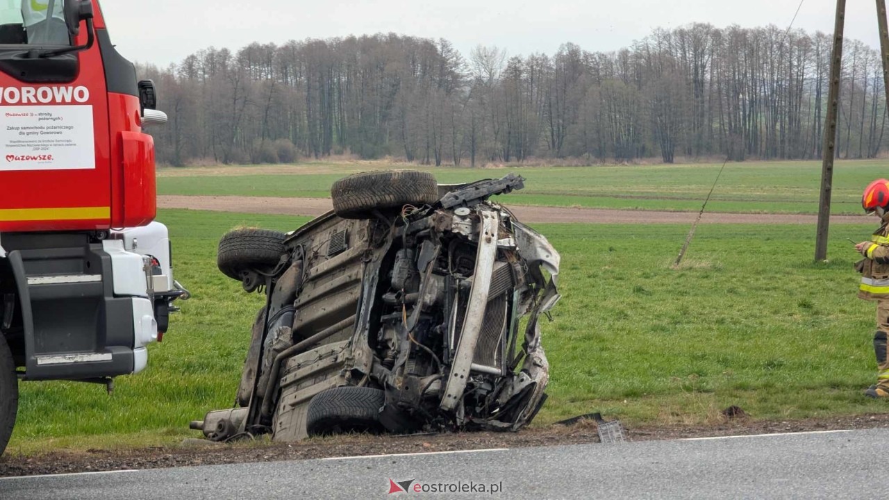 Dachowanie na DK-60 w Ponikwi Małej [11.04.2025] - zdjęcie #40 - eOstroleka.pl
