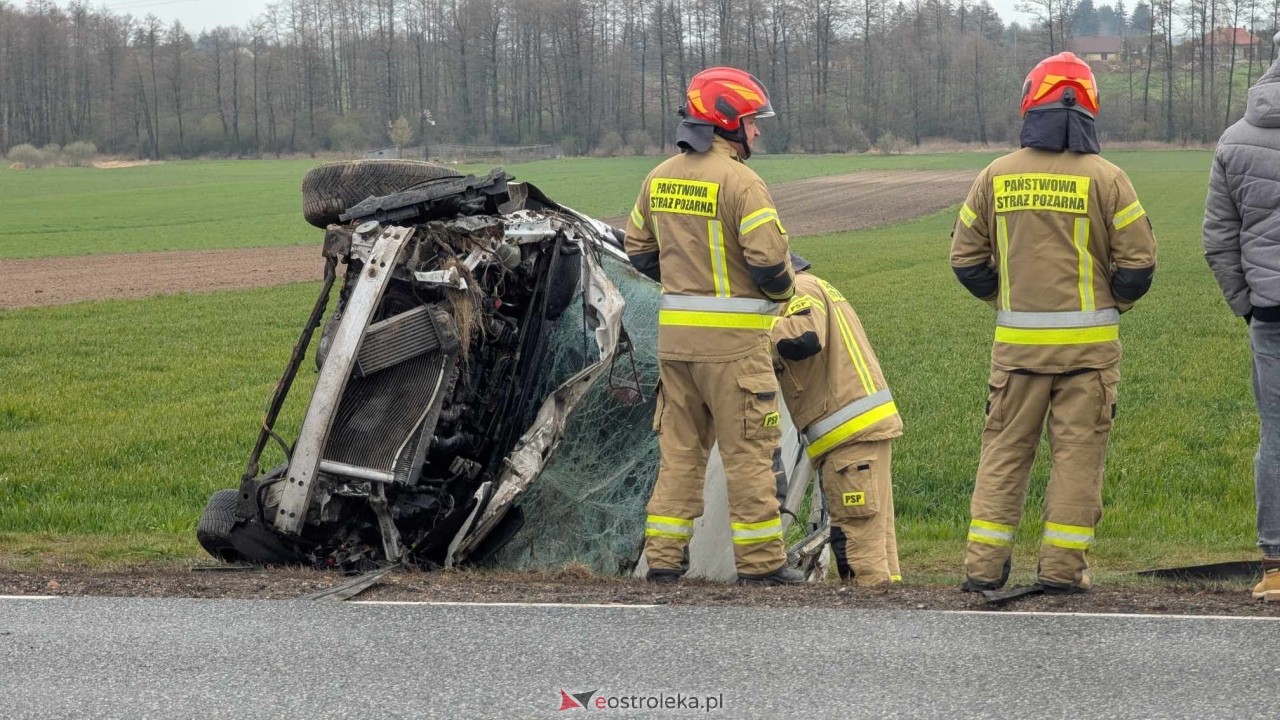 Dachowanie na DK-60 w Ponikwi Małej [11.04.2025] - zdjęcie #38 - eOstroleka.pl