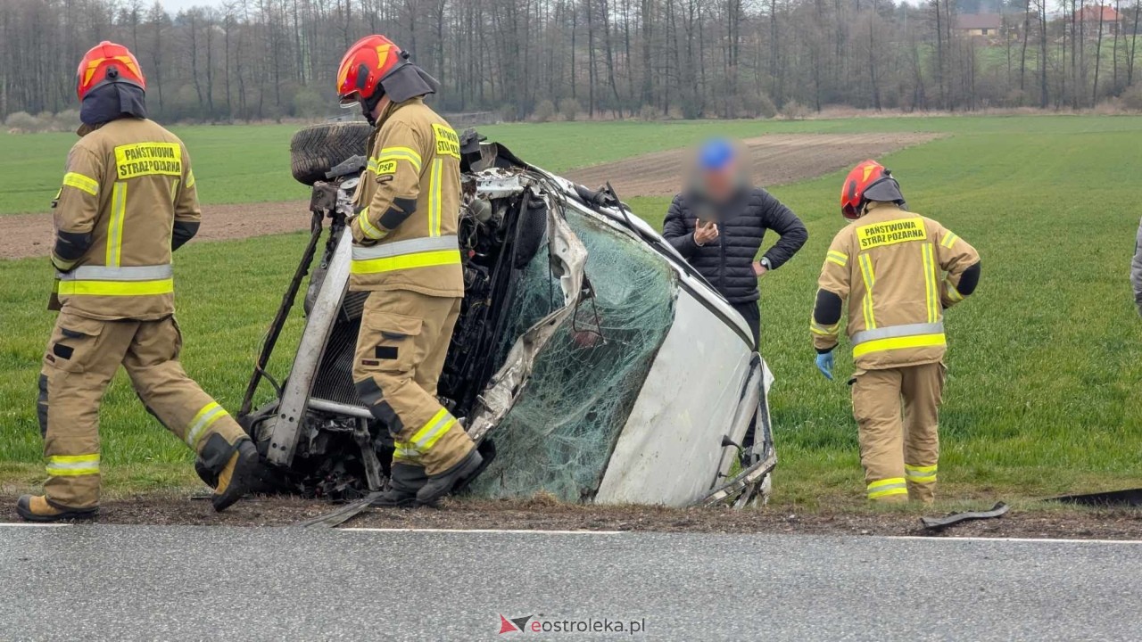Dachowanie na DK-60 w Ponikwi Małej [11.04.2025] - zdjęcie #37 - eOstroleka.pl
