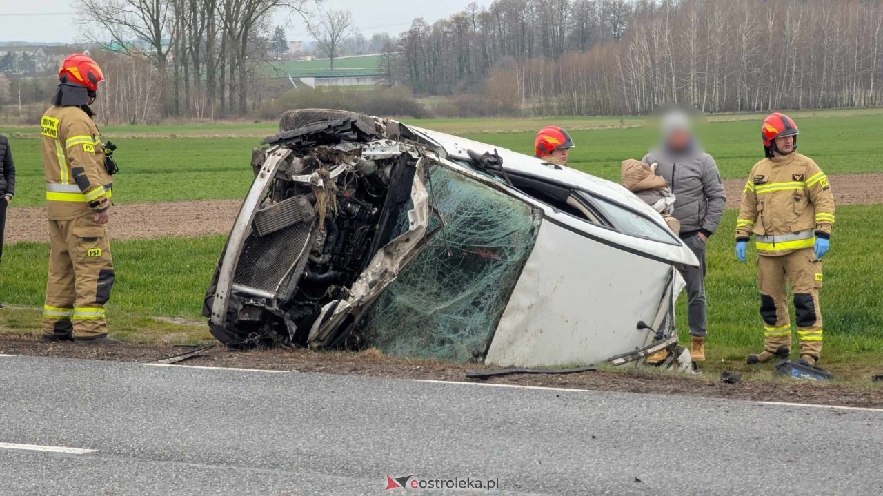 Dachowanie na DK-60 w Ponikwi Małej [11.04.2025] - zdjęcie #36 - eOstroleka.pl